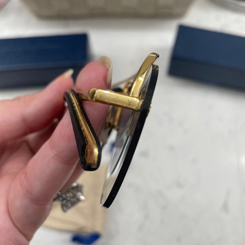 👓 Louis Vuitton Gold Frame Aviator Sunglasses - Picture 4 of 7